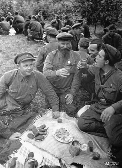 二战苏军士兵吃肉全靠美国援助？1918年1月28日托洛茨基组建红军