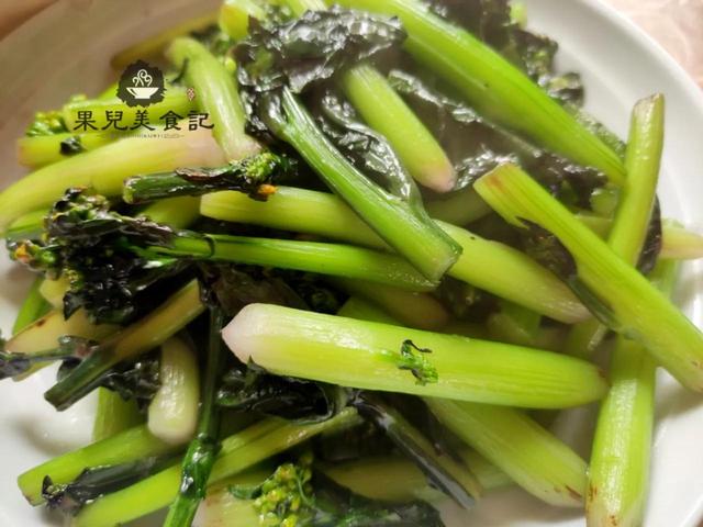 红油菜苔怎么炒才好吃？掌握好加盐的时间，清爽脆嫩不发苦
