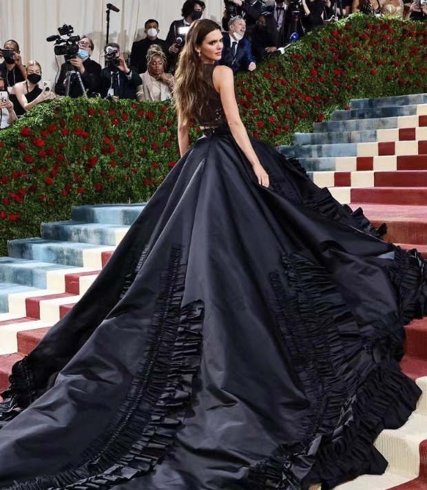 2022年MetGala美貌和着装惊艳十大女星，她的礼服艳惊全场人气高