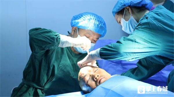 昆明皮肤病医院为全国冠军杨玉帅完成第一期疤痕爱心手术