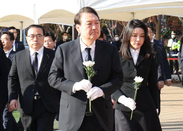 韩国第一夫人频繁亮相，吊唁梨泰院遇难者，发际线处有神秘黑线？