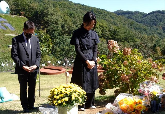 韩国第一夫人频繁亮相，吊唁梨泰院遇难者，发际线处有神秘黑线？
