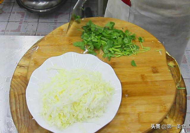 厨师长分享金丝白菜正宗做法，食材便宜常见，家常开胃小凉菜