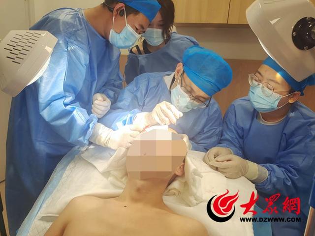 菏泽市中医医院大学路院区皮肤科完成“微创式”自体毛发移植术