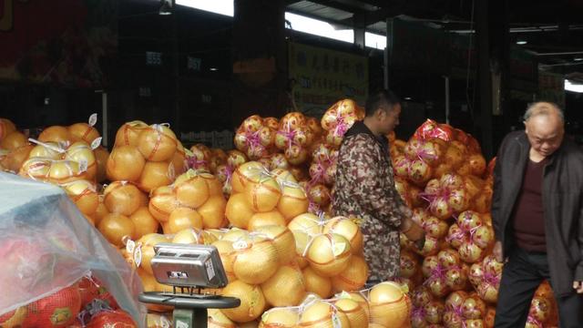 七旬老两口一生只种这种柚子，甜中带酸还能治病！市场行情怎么样？
