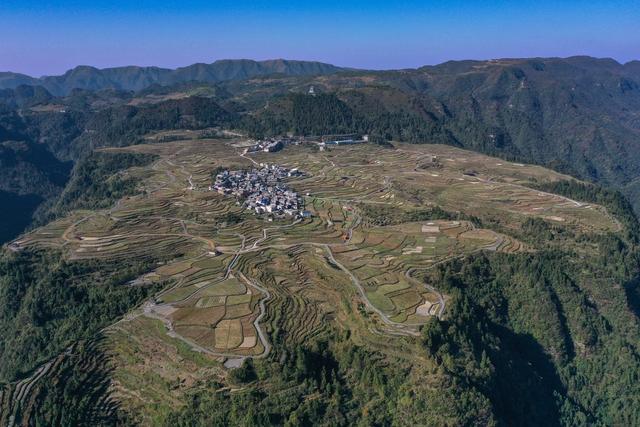 贵州独山：俯瞰千亩海花草种植基地 宛如大地指纹